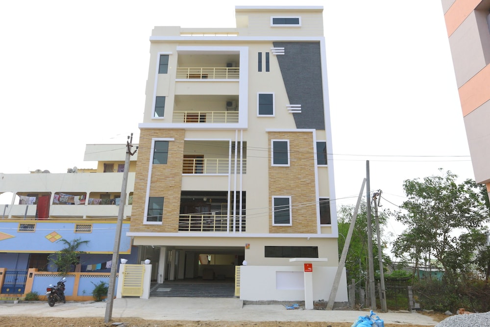 OYO 10701 Moukthi Apartment