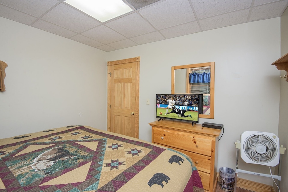 Er100 - Making Memories Great Location - Close To Town! 4 Bedroom Cabin by RedAwning view 3