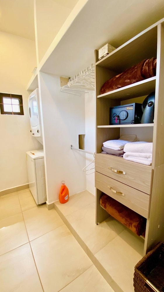 Modern 1 Bedroom Guesthouse - Free Bikes - Huge Patio - Gym - Pickleball Court