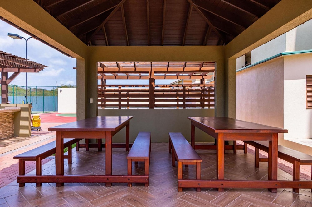 2BR Duplex Palmaruba Condos w Great Location