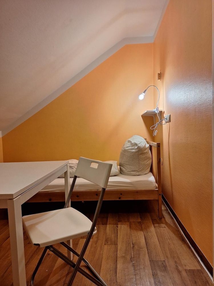 2-Rent Group Hostel Rooms AUB162