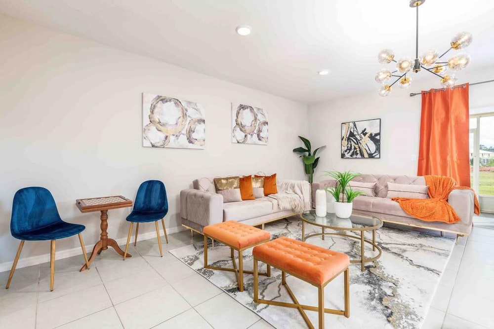 Designer Decorated-3 Bedroom Near Disney