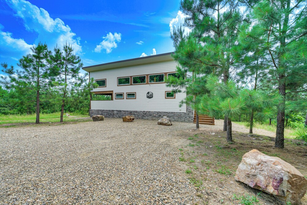 Tree-lined Broken Bow Studio Cabin w/ Hot Tub!
