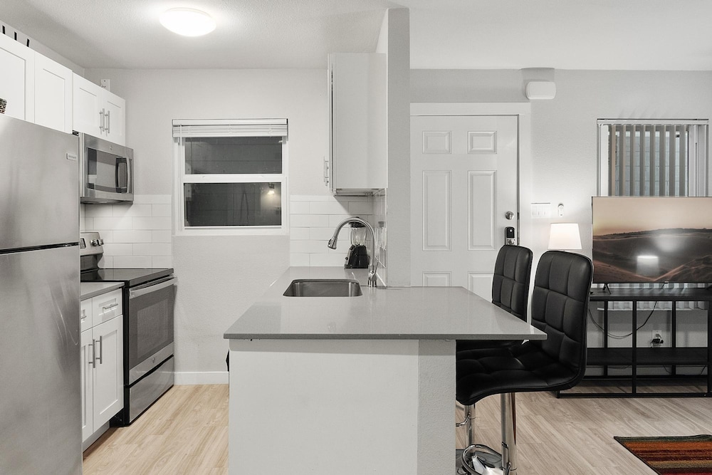 Modern 1BR Near UT Hyde Park Evonify - Image 2