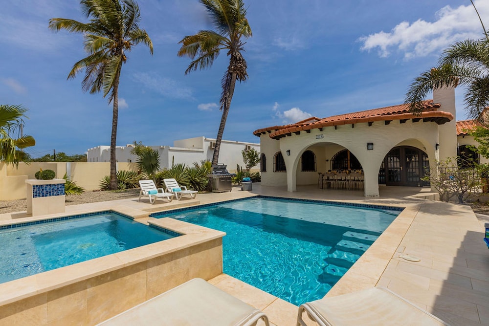 Beautiful 4BR 3BA Villa w Private Pool Jacuzzi