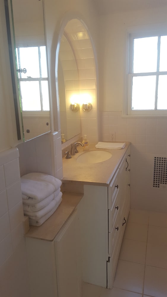 Great 2 Floor house in Beverly-wood