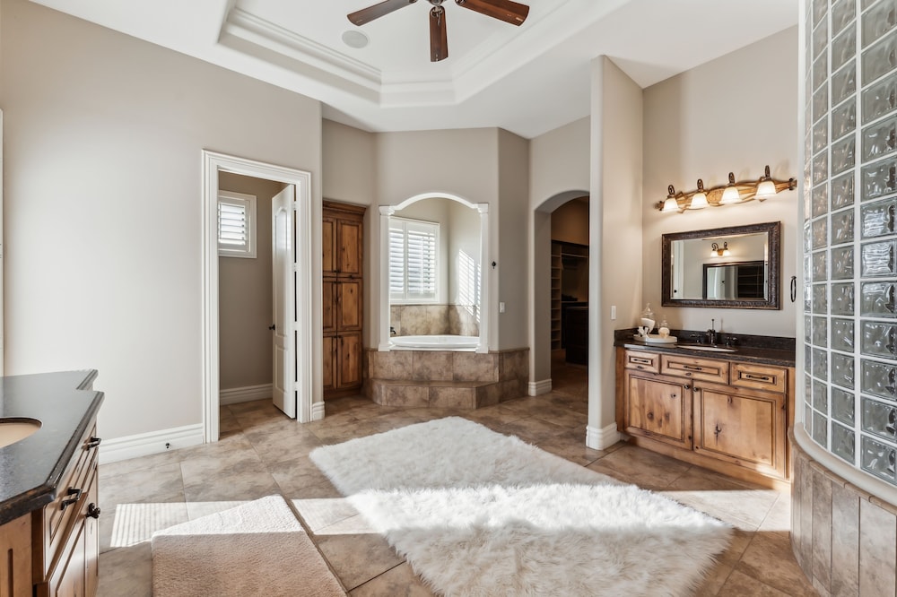 Luxury Home With Slide Pool/spa/movie Theatre 5 Bedroom Home