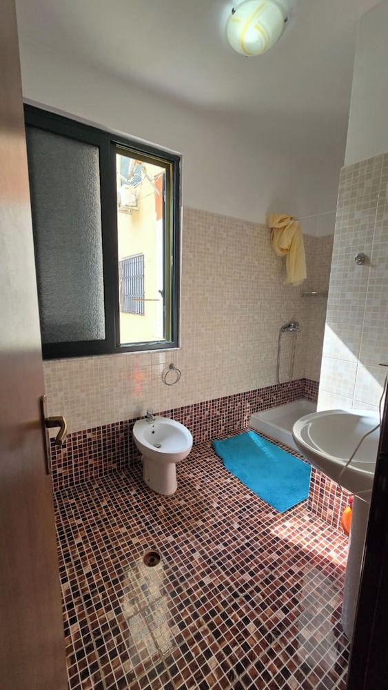 Tirent Apartment - Cozy Bedrooms Stay by Golem Beach.