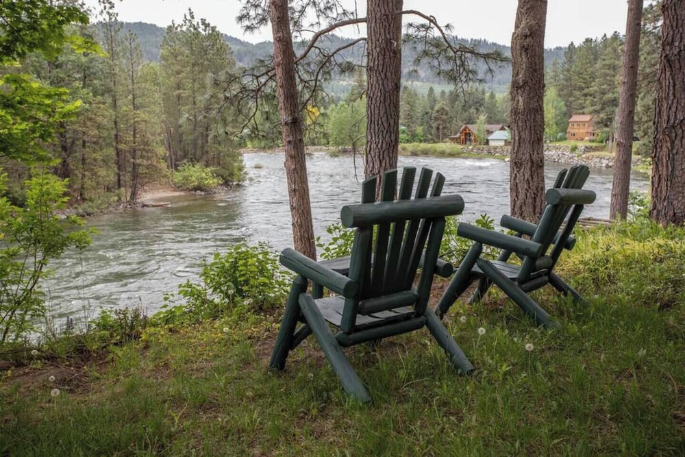 All Seasons River Inn