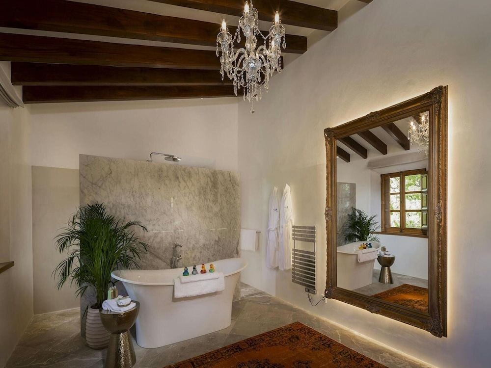 Elegant Villa With Communal Space