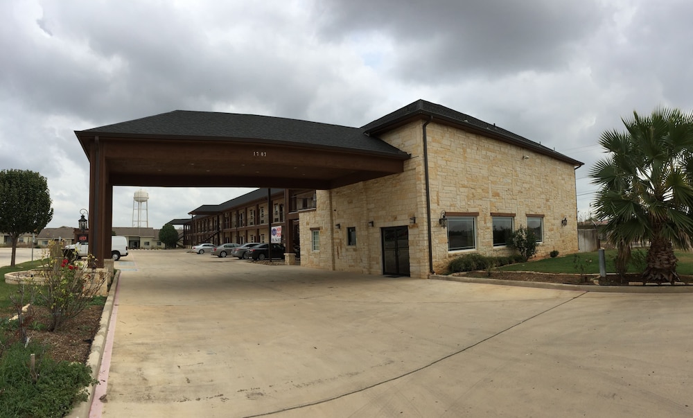 Pearsall Inn & Suites