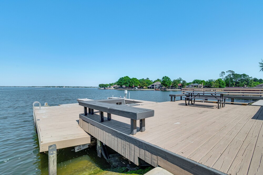 Luxe Family Gem in Montgomery: 'the Lake House!'
