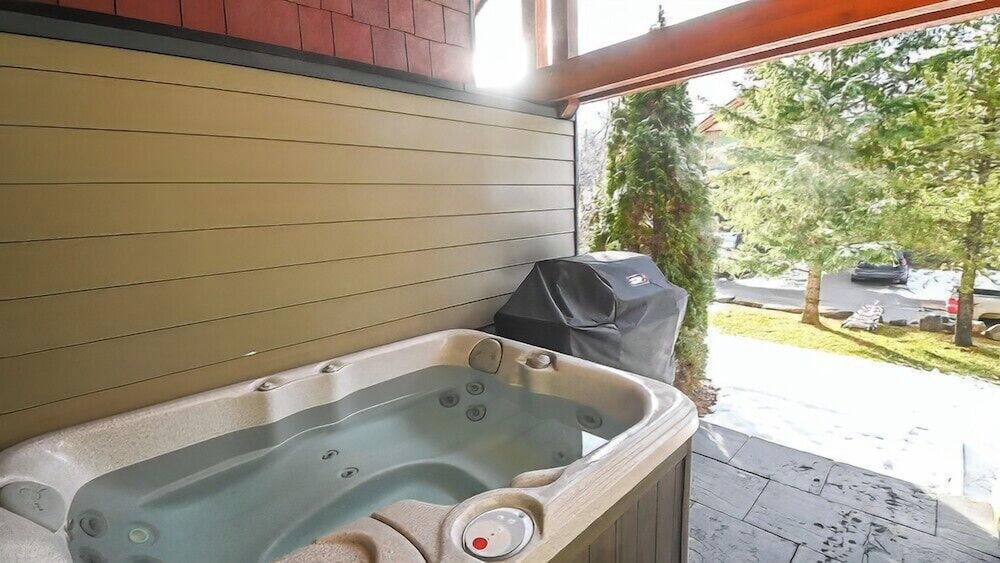 Pinnacle Ridge Chalets by Fernie Lodging