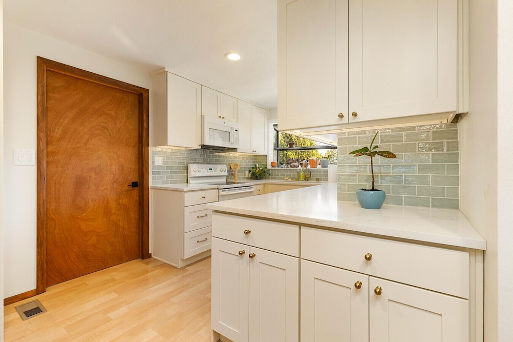 3BR Seattle Home w Spacious Yard Near Northgate