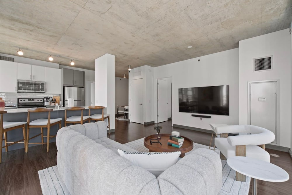 Loop City Views 2BR Apt Near Riverwalk