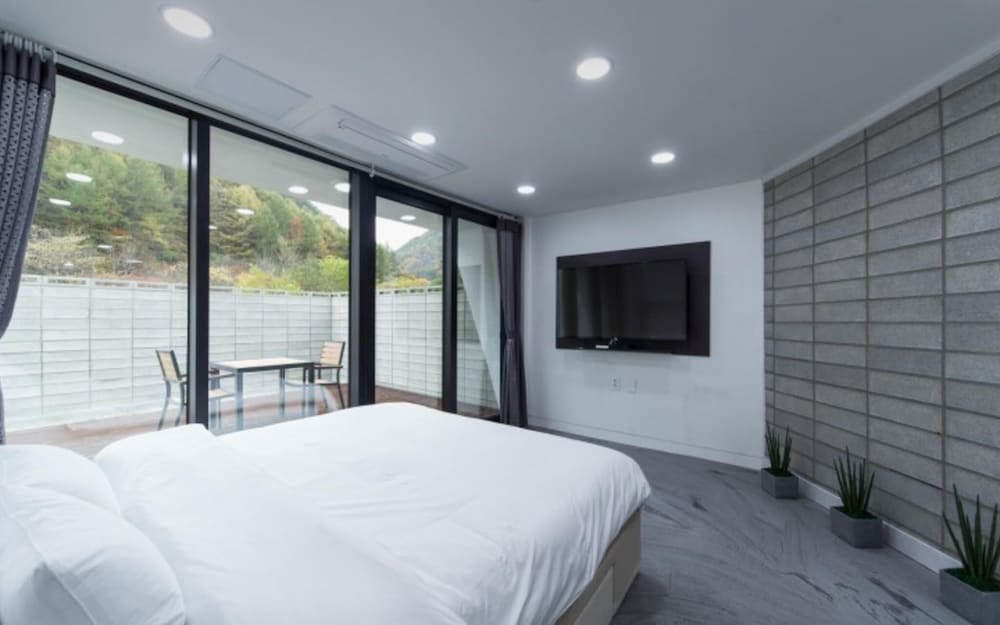 Hongcheon Uno House Pool Villa view 2