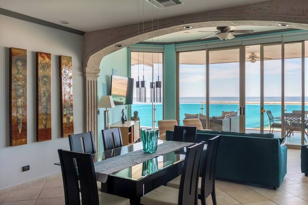 Luxury Beachfront Condo on Sandy Beach