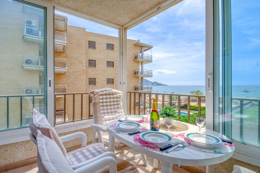 Apartment in Roses Near Platja del Eastrell
