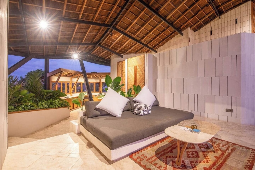 Gorgeous 2-br Penthouse With Views, 800m to the Be