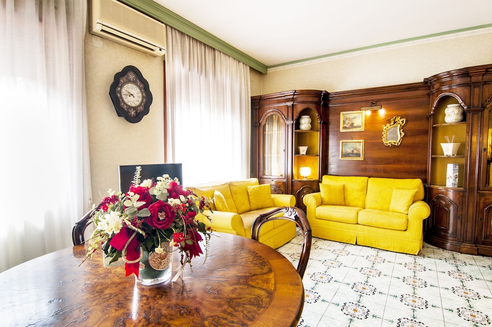 Aurelio & Vaticano Elegant Flat