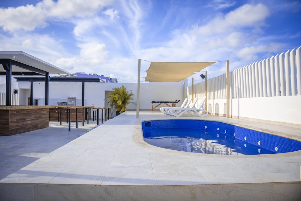 Nomads Party Hotel & Hostel