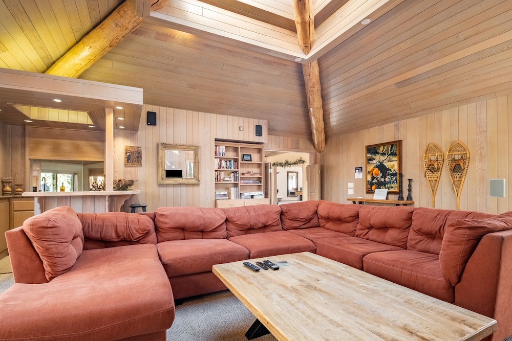 Heavenly Valley by Avantstay Home w Pool Sauna Hot Tub Game Room Tennis Crt Basketball Crt