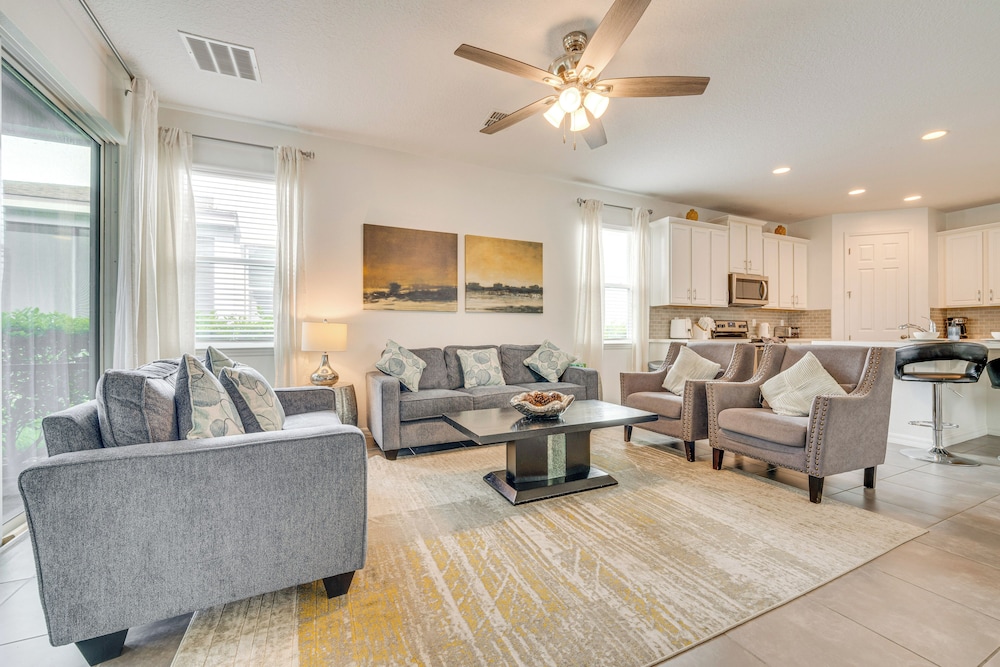 Home Near Theme Parks in Kissimmee: Family Perks!