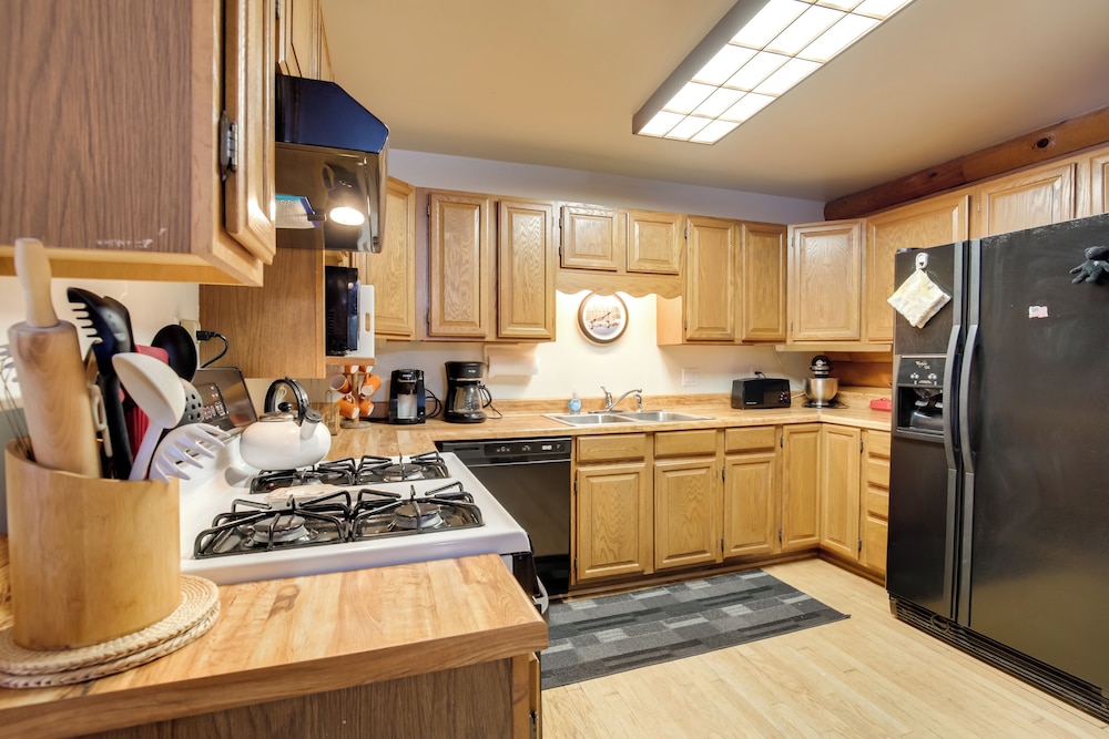 Family Gem Near the Chain of Lakes in Eagle River!