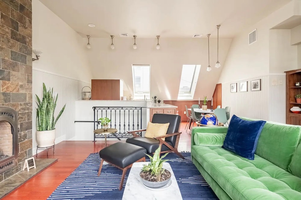Lofty Bright Greenwich Getaway w Private Rooftop