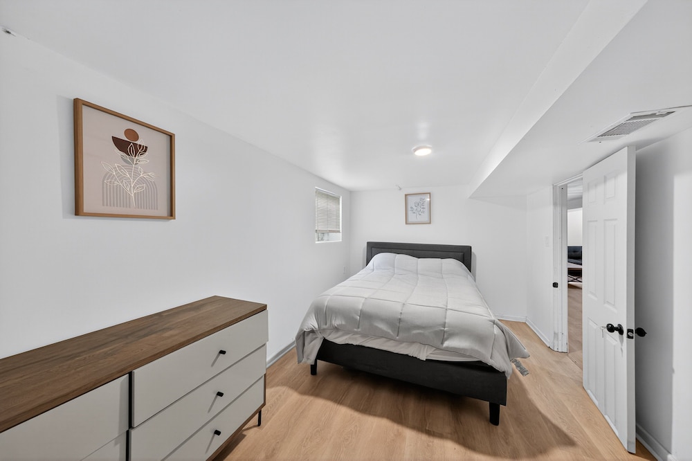Chicago Getaway With Pool Table & Modern Comfort 3 Bedroom Home
