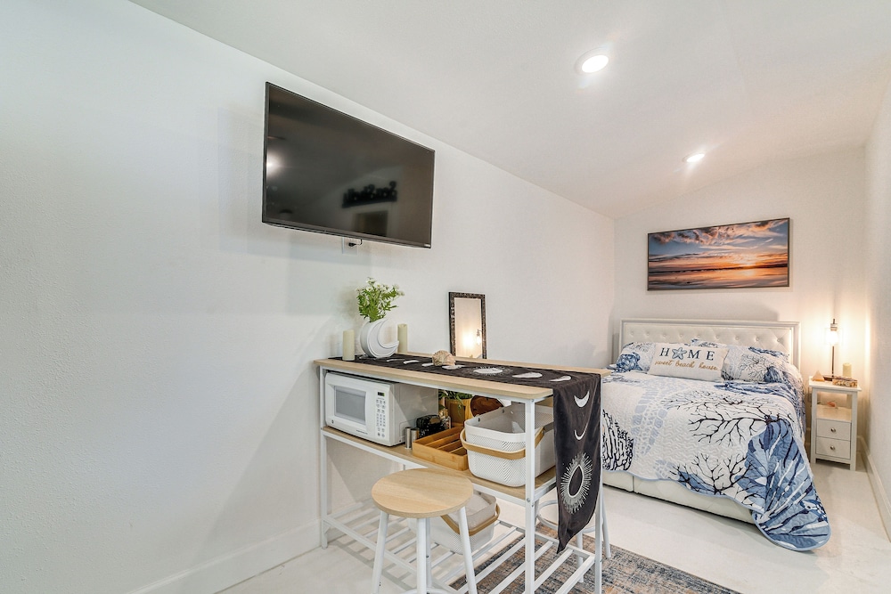 Updated Galveston Studio w/ Deck - 1 Mi to Beach!