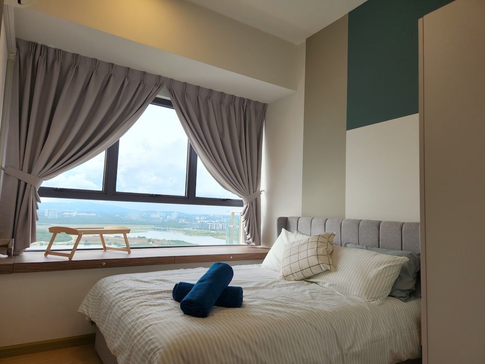 Country Garden Danga Bay by Widebed JB