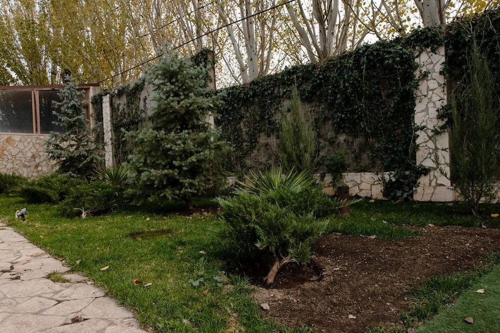 4 Bed Villa Estate Sleeps 7 - Pool, Garden, Sauna