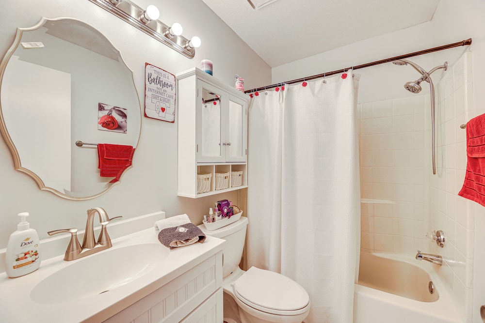 4 Mi to Dtwn: Cozy Couple's Haven w/ Patio in Mesa