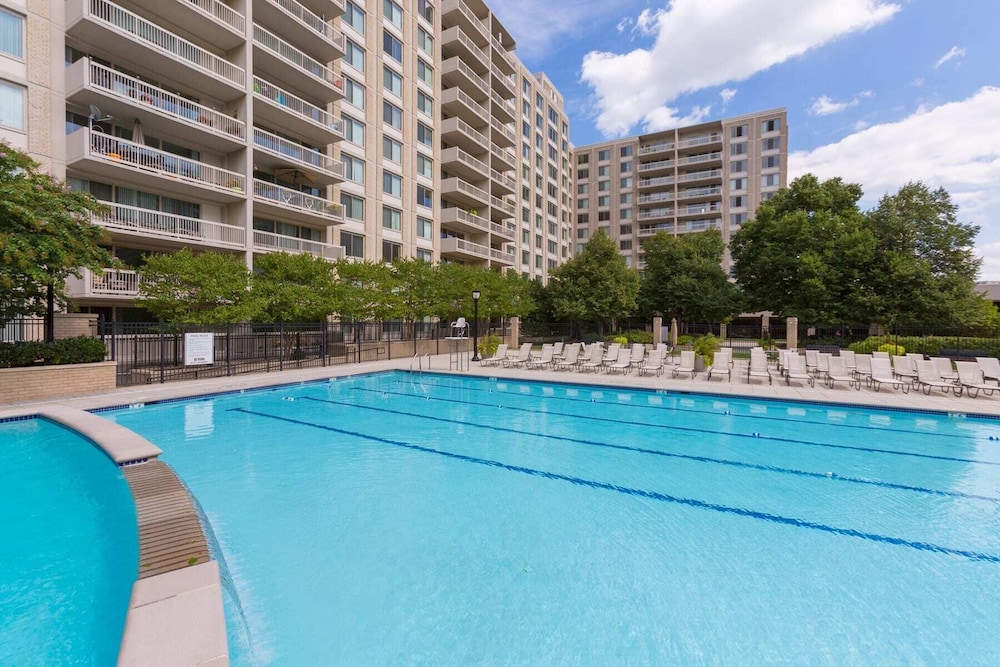 Stylish Comfort Condo in Crystal City