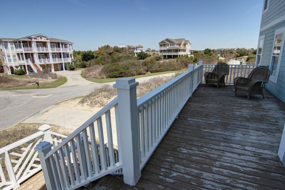 Dune Escape 5 Bedroom Home by RedAwning