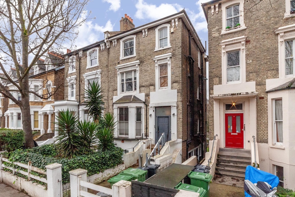 Modern 2-bed Flat in Shepherds Bush - Comfort & Style!