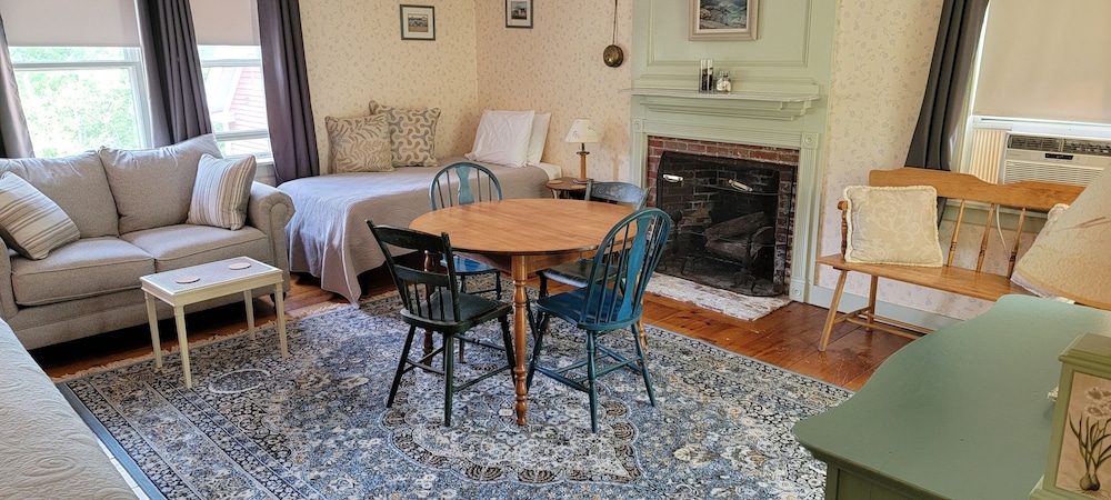 Hawks House Inn