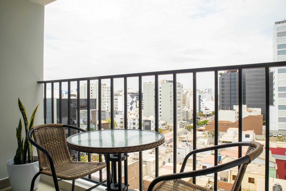 Beautiful 2BR With Fantastic Pool in Miraflores