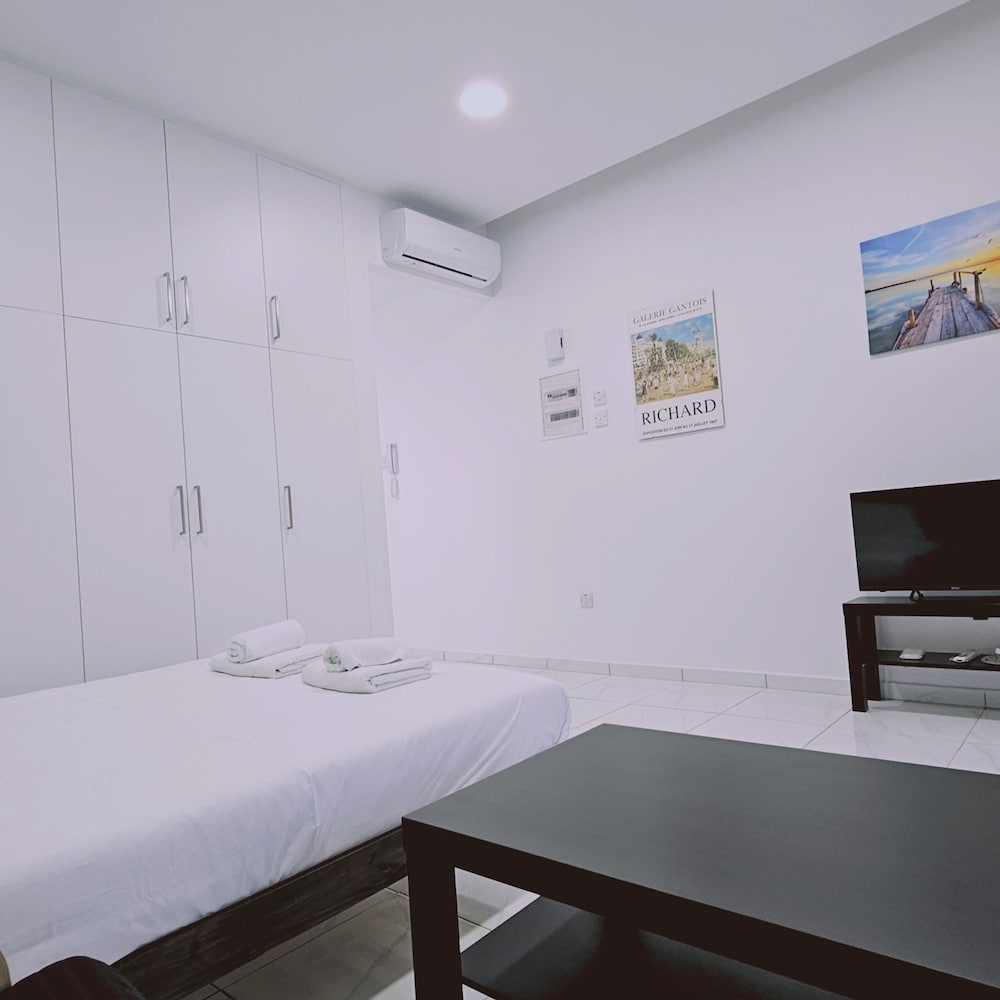 109 LIM 2 - Stay Cypress Studio