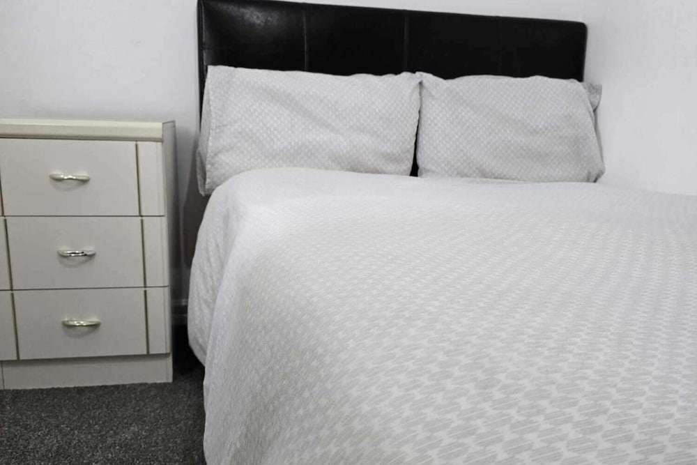 3 Bed House- Sleeps 6 - Parking - Wifi