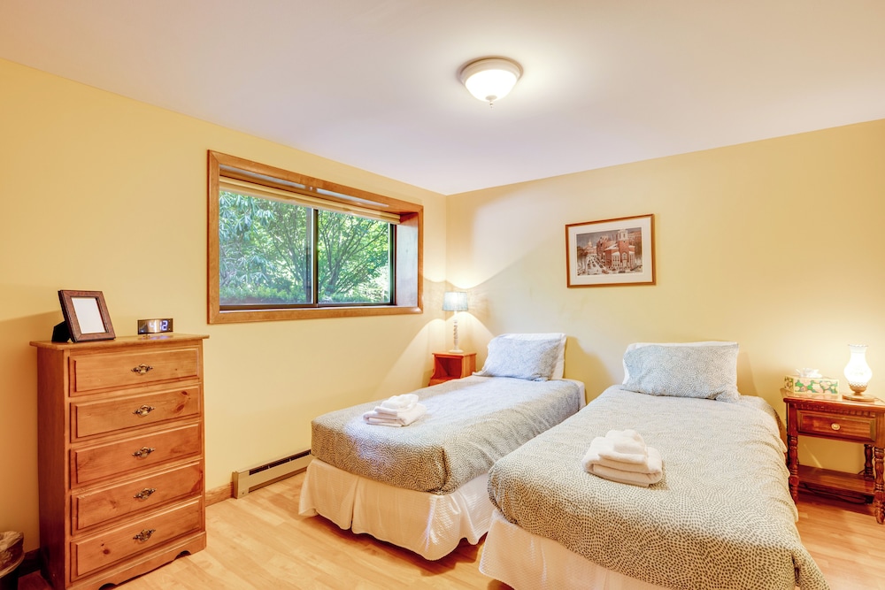 Near Skiing & Hiking! North Conway Gem w/ Balcony