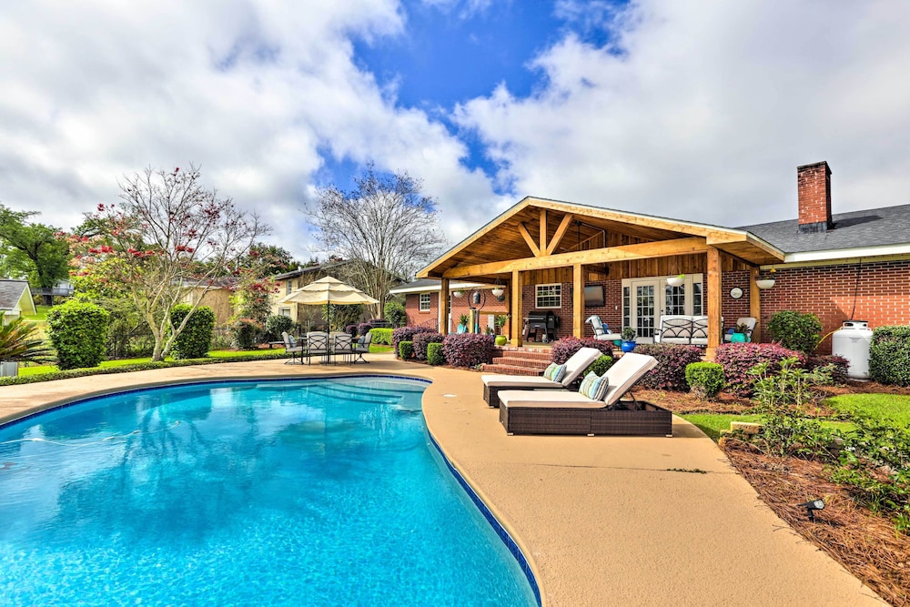 Marianna Vacations - Sunny Florida Abode - Patio, Pool,  Fire Pit - Property Image 1