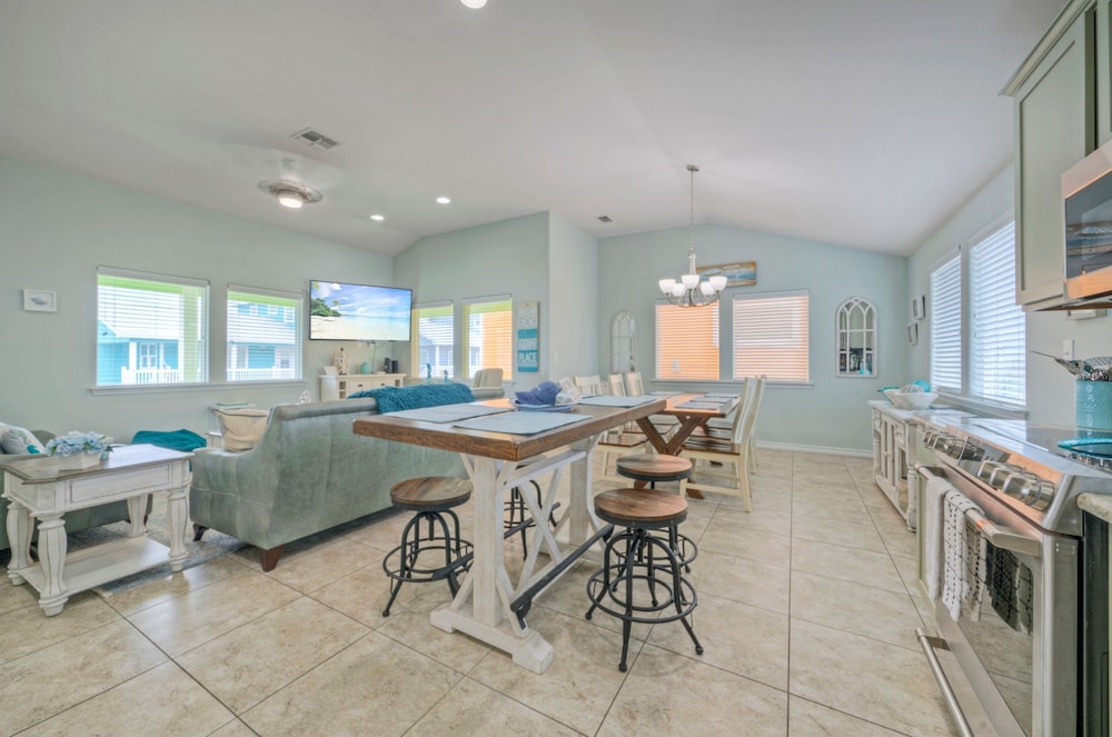 Reel Life Dreams by Avantstay Pool Near Beach