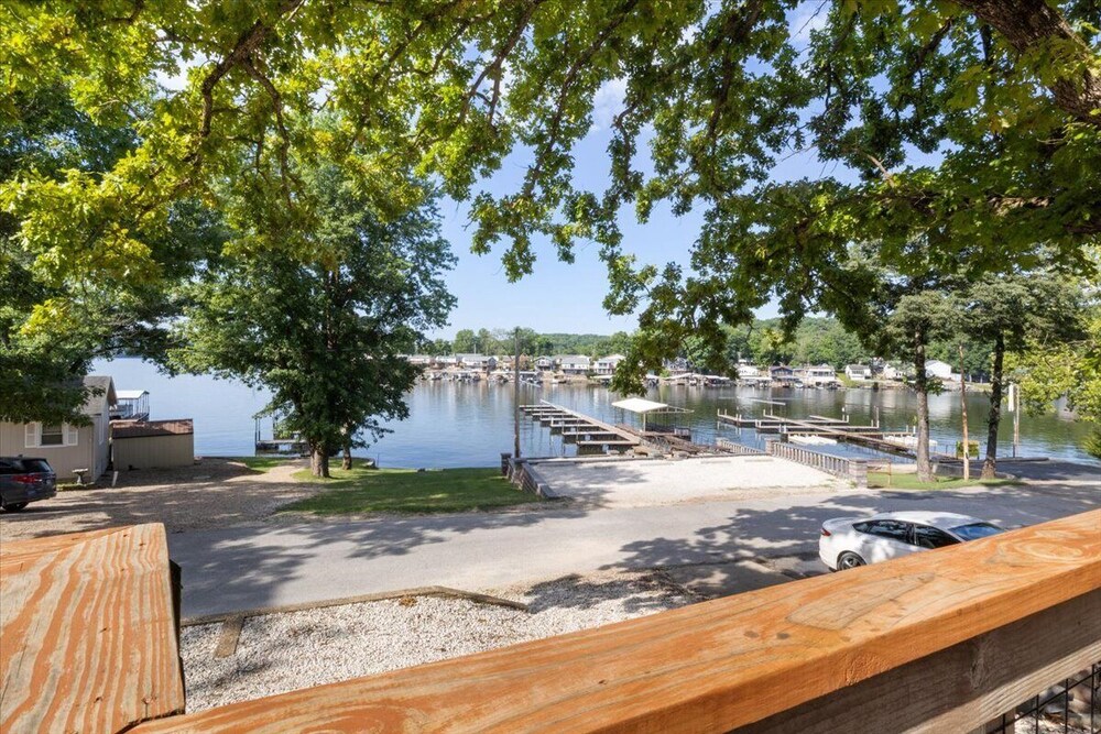 Lakefront Home in a Quiet Cove, Private Dock, Outdoor Dining & Fishing