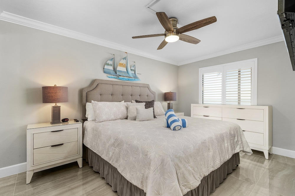Seaside 108: Oceanview 2br/2ba Condo With Pool, Steps To Beach 2 Bedroom Condo