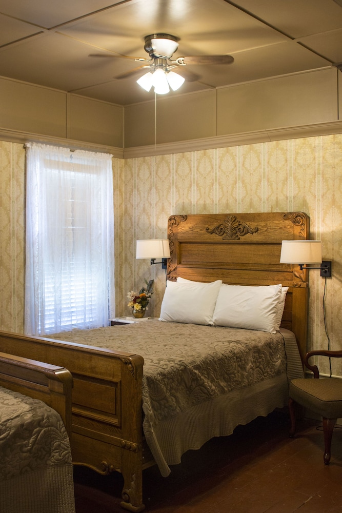 Fairweather Inn and Nevada City Cabins