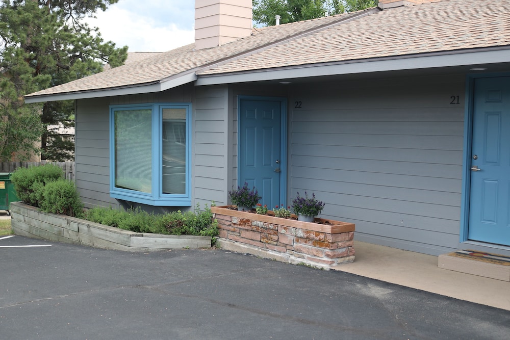 Hotel Columbine Inn - Image 1