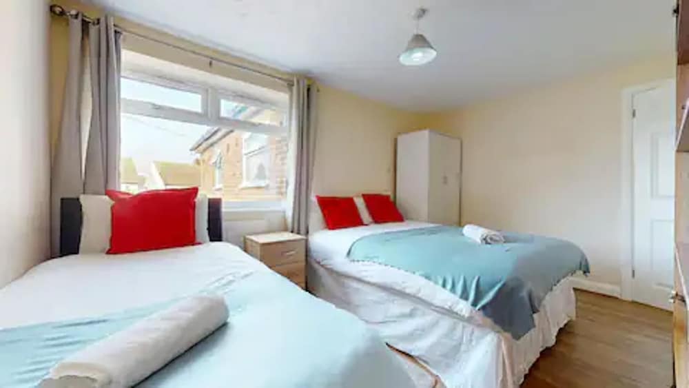 Beautiful 2-bed Apartment in Stanford-le-hope view 3