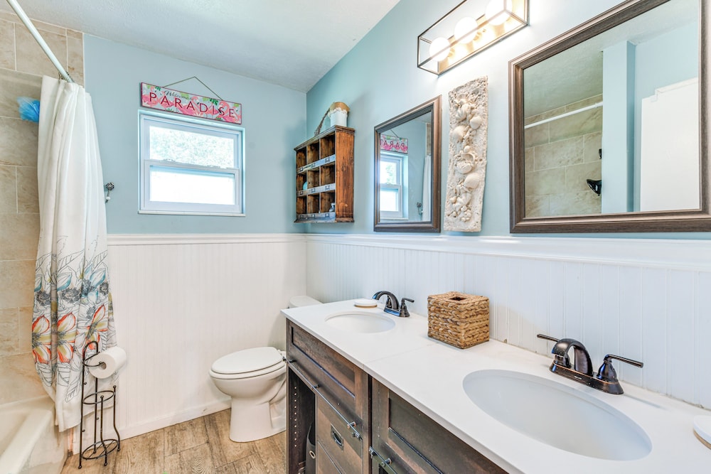 Backyard Hangouts: Bradenton Home Near Dining!